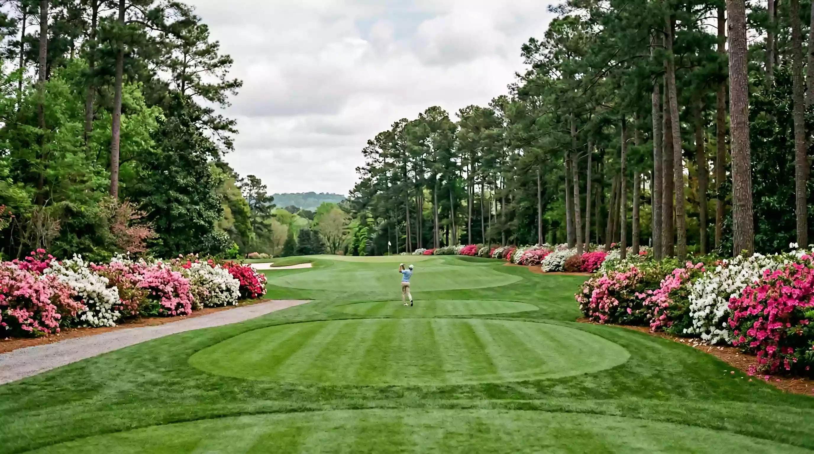 Blick auf das grüne Fairway von Augusta National im Frühling mit Azaleen