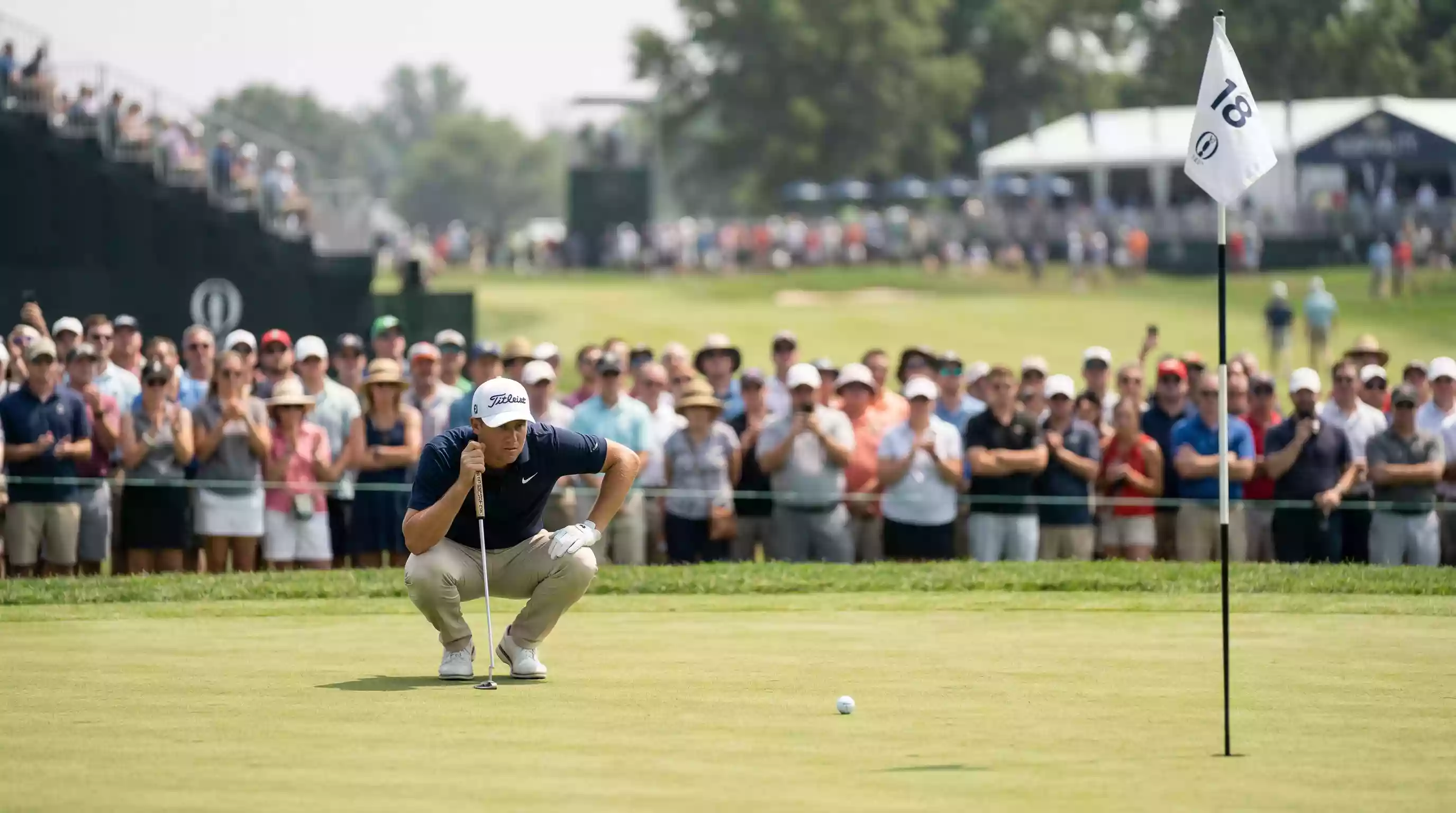 Golfer auf dem Grün beim Putt mit Zuschauern im Hintergrund