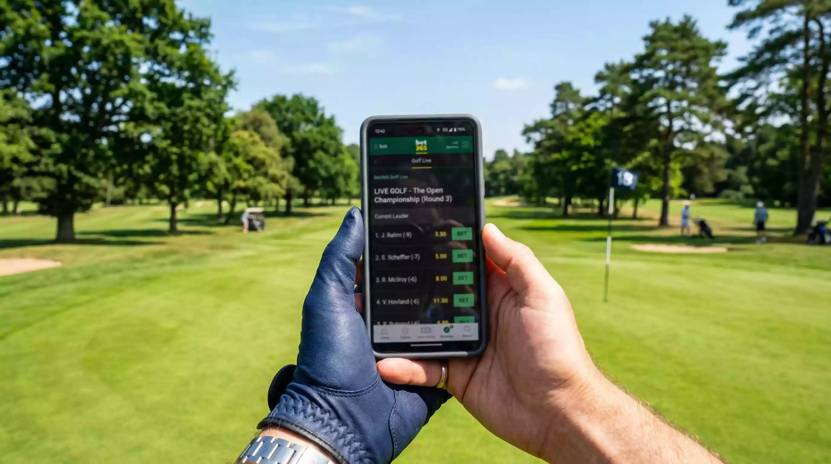 Hand hält Smartphone auf einem Golfplatz bei Sonnenschein