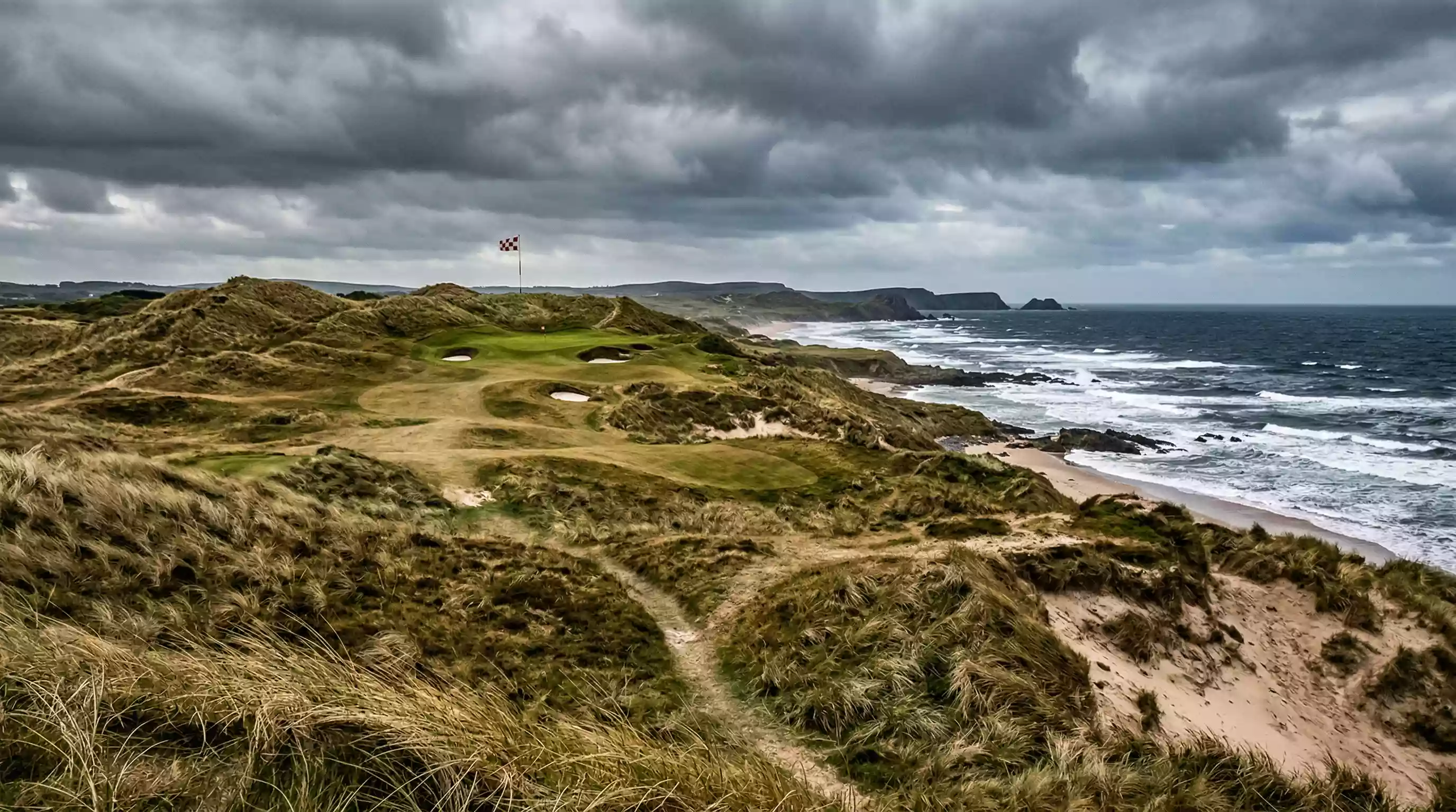 Panorama eines Links-Golfplatzes an der Küste mit Dünen