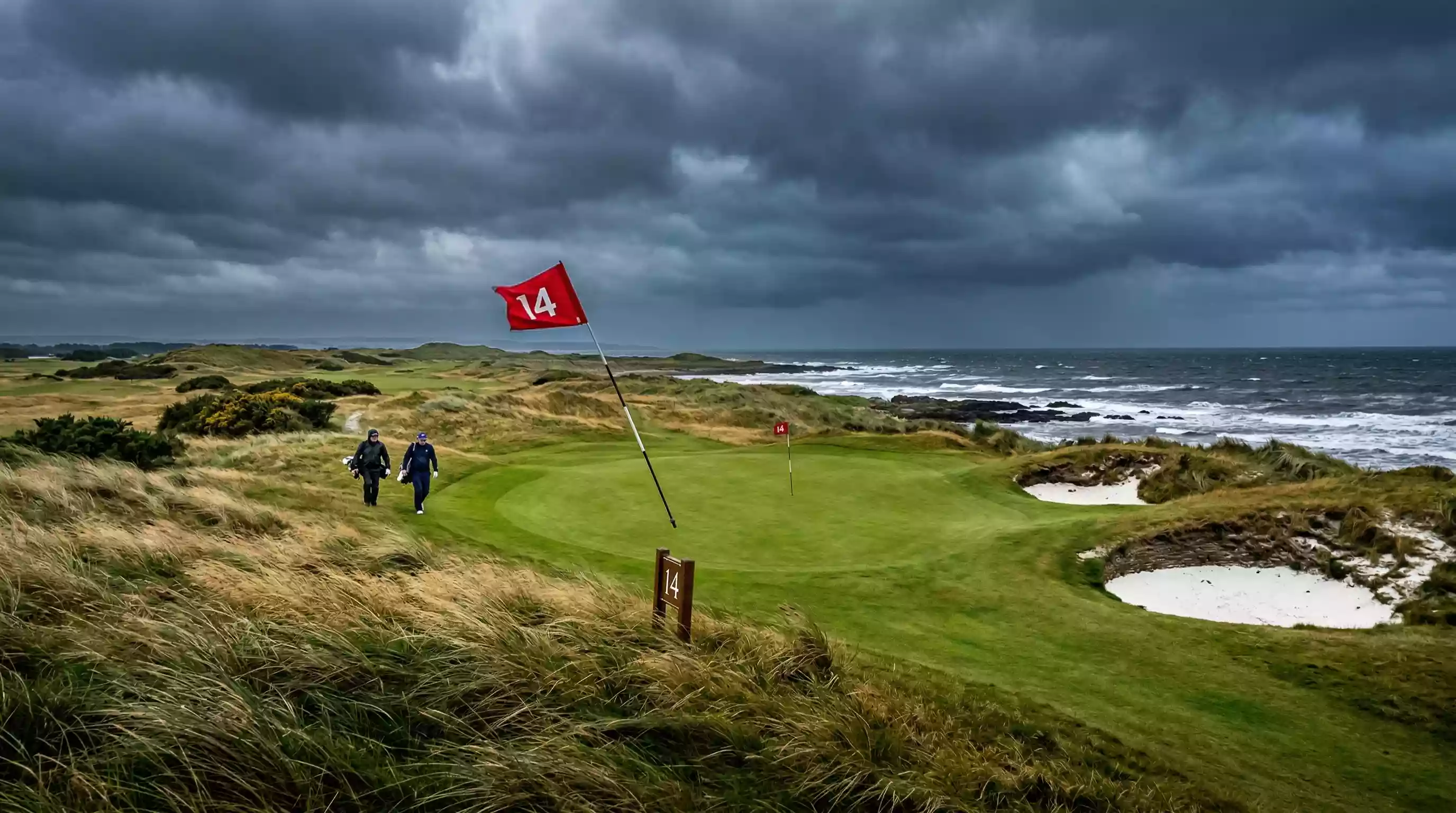 Golfplatz bei stürmischem Wetter mit wehender Fahne am Grün